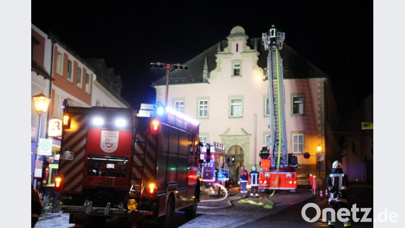 Einsatzkräfte am Vermessungsamt. Bild: jma