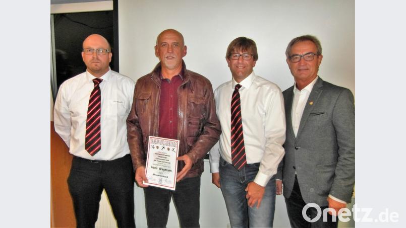 Die Vorsitzenden Christian Lukas (Zweiter von rechts) und Marcus Völkl (links) sowie Bürgermeister Werner Nickl (rechts) gratulieren Hans Wegmann (Zweiter von links) zur ernennung zum Ehrenvorsitzenden. Bild: hl