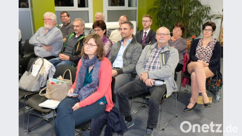 Die Größenordnung der Versammlung in der Volksschul-Aula Grafenwöhr mit zirka 150 Kommunalpolitikern ähnelte einer Parlamentssitzung. Bild: do