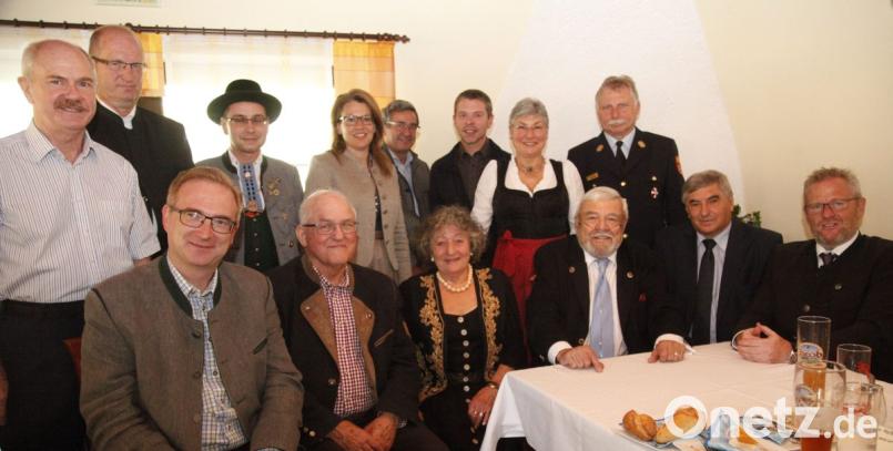 Zahlreiche Gratulanten überbrachten Ernst Kuttner (sitzend Dritter von rechts) Glückwünsche zum runden Geburtstag. Bild: Hirsch