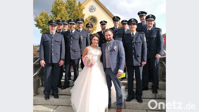 Belinda Hammer und Christian Lang feiern Hochzeit. Die Kollegen der Waidhauser Bundespolizei gratulieren. Bild: fvo