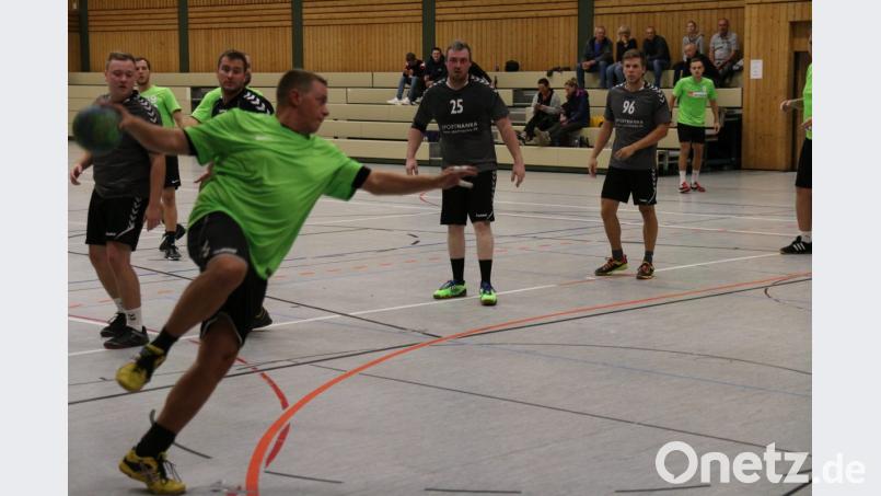 Marcel Gärtner, Handball-Abteilungsleiter des SV Grafenwöhr, holt zum Wurf aus. Bild: sne