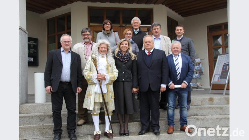 Die Delegation aus Rivne stellte sich auf der Rathaustreppe, zusammen mit Doktor Eisenbarth (Klaus Habl) und den Freunden vom Ukrainehilfeverein zu einem Erinnerungsfoto. Bild: frd