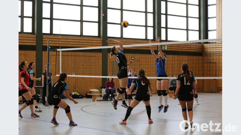 Claudia Völkl beim Schmetterschlag am Netz. Solche Aktionen wollen die Damen des SV auch in der Landesliga präsentieren. Bild: Michael Klement