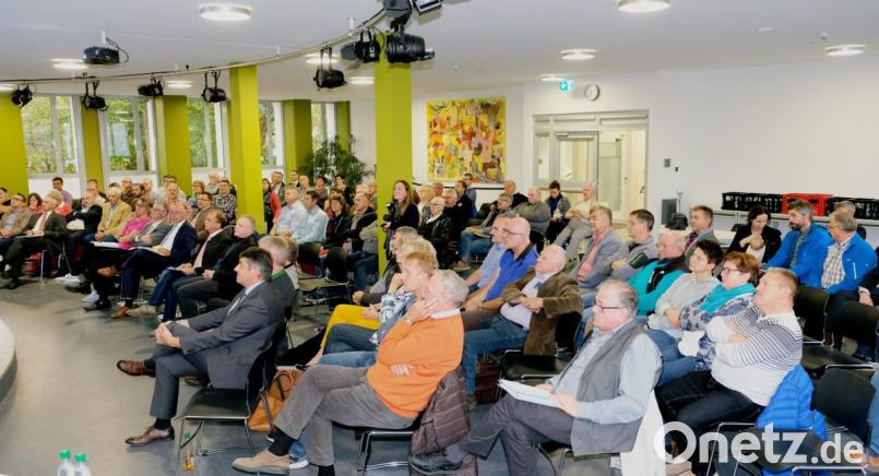 Die Größenordnung der Versammlung in der Volksschul-Aula Grafenwöhr mit zirka 150 Kommunalpolitikern ähnelte einer Parlamentssitzung. Bild: do