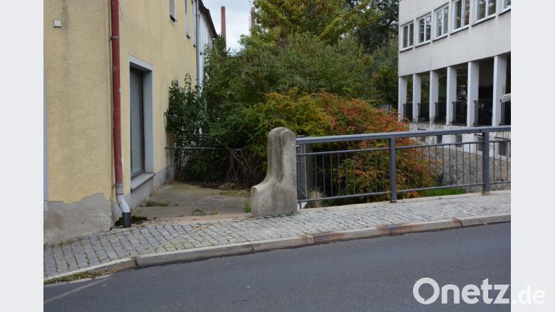 Durch einen neuen Zugang vom Johannisplatz aus soll der Stadtpark künftig besser erreichbar sein. Beginnen soll der Weg links vom Geländer der Brücke über den Seibertsbach. Bild: jr