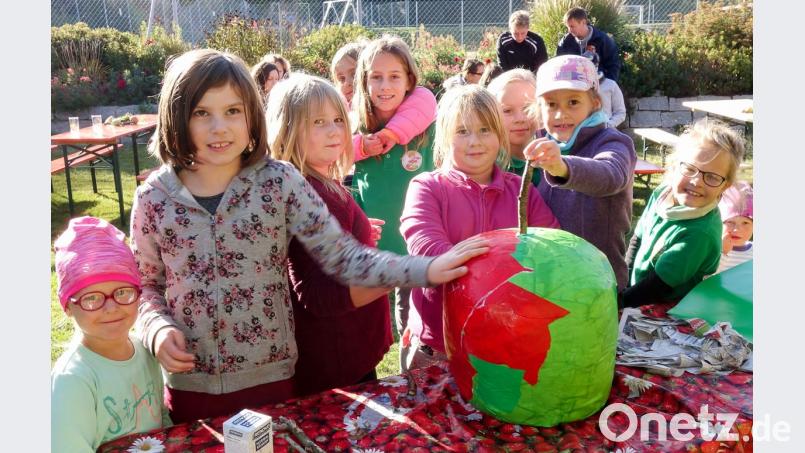 Aus alten Zeitungen formen die Kinder anlässlich des Apfelfestes der Flötztaler Naturentdecker einen riesengroßen Apfel. Bild: mez