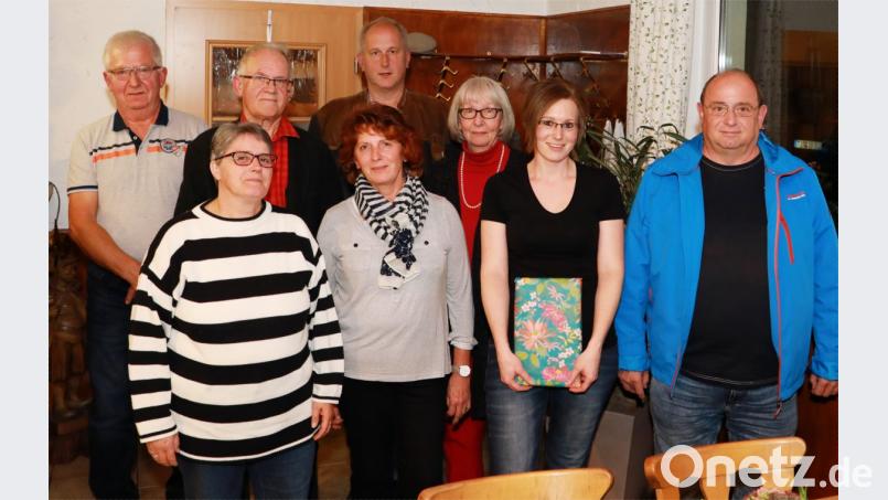 Der neugewählte Vorstand des Heimatpflegevereins mit Vorsitzendem Manfred Klöble (dritter von links) und Stellvertreterin Ursula Houser (dritte von rechts). Mit auf dem Bild die Beisitzer und die neugewählte Kassenprüferin Beatrix Schmidt (vierte von rechts) und die langjährige Schriftführerin Jasmin Kraus (zweite von rechts). Bild: njn