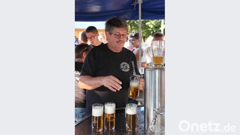 Bürgermeister Bernd Sommer informierte bei der Bürgerfest-Abschlussbesprechung auch über die abgegebenen Erlöse. Der Motorradclub Waldsassen - hier im Bild Raimund Pritzl am Zapfhahn- konnte stattliche 681 Euro an die Stadt überweisen. Bild: kro