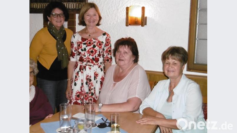 Stadträtin Hildegard Geismann, AsF-Bezirksvorsitzende Christine Trenner (von rechts) und AsF-Ortsvorsitzende Renate Dümmler (links) heißen Landtagsabgeordnete Margit Wild zum Frauen-Talk in Sulzbach-Rosenberg willkommen. Bild: kök
