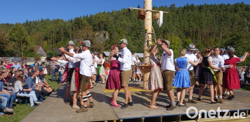 Das zieht an: Kirwafreuden und Baumaustanzen waren bei der Allersburger Wiesnkirchweih angesagt. Bild: bö
