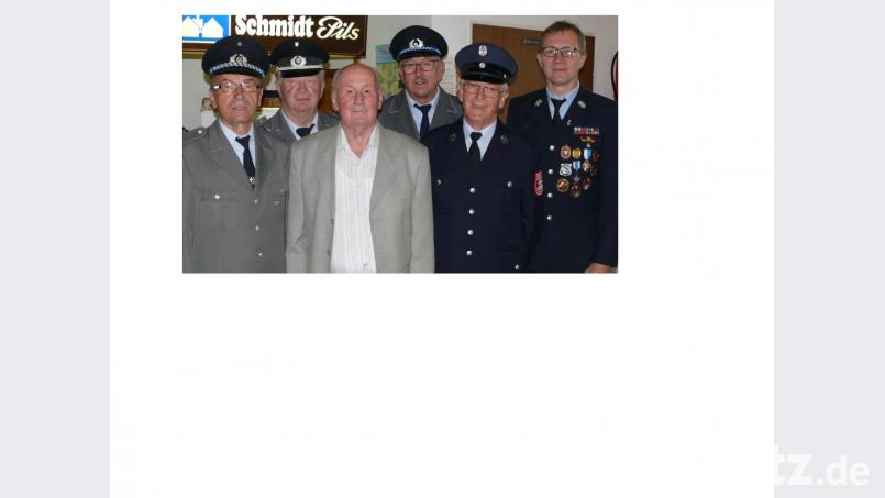 Viele Gratulanten gaben sich „die Klinke in die Hand“, um Fritz Zöfel (Dritter von links) zu seinem 70. Geburtstag zu gratulieren. Die FFW Unterauerbach und die SKK Auerbachtal gratulierten ihrem verdienten Mitglied Bild: ga