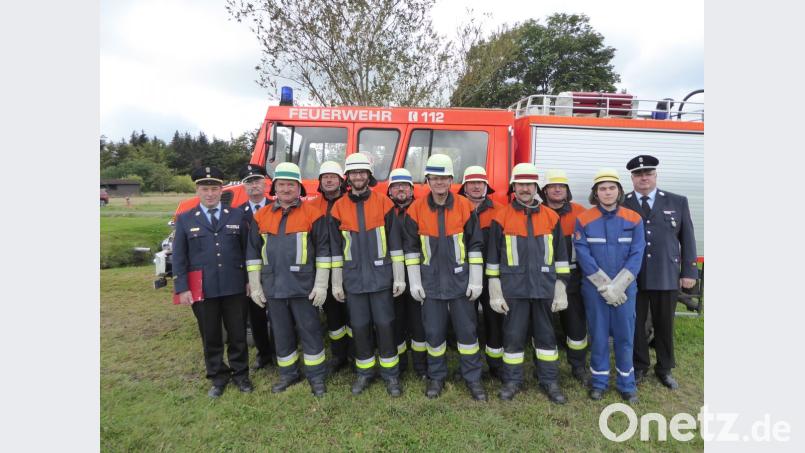 Kreisbrandinspektor Stefan Gleißner sowie die Kreisbrandmeister Günther Fachtan und Wolfgang Bauer gratulieren den Aktiven zur erfolgreich abgelegten Leistungsprüfung. Bild: fpoz