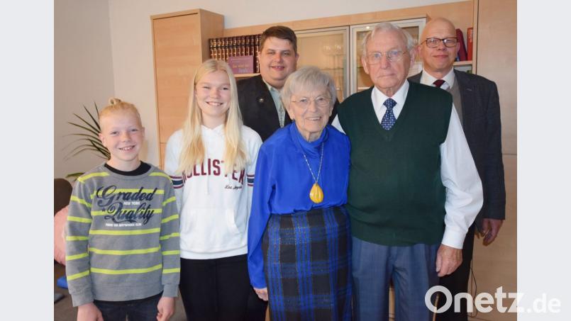 Die eisernen Hochzeiter Lucie und Johannes Schliffka freuen sich über die Glückwünsche von Bürgermeister Dieter Dehling (hinten, Mitte), Pfarrer Thomas Schertel (rechts) sowie der Urenkel Kilian und Emma. Bild: no
