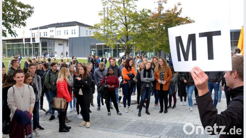 Sammeln auf dem Campus. Nach der Begrüßung werden die Erstsemester von ihren erfahrenen Kommilitonen durch die OTH und ihren Fachbereich geführt. Hier sammeln sich gerade die Medientechniker. Bild: Stephan Huber