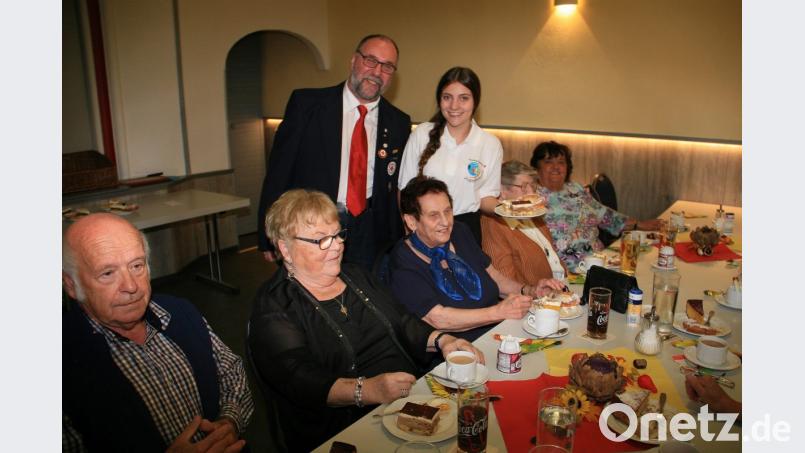 Aus dem Seniorennachmittag ist ein Ü70-Treffen geworden, verweist stellvertretender Bereitschaftsleiter Richard Meierl (links) auf die erfolgreiche Umbenennung der gewohnten Veranstaltung des BRK Wiesau. Bild: wro