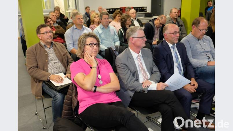 Die Größenordnung der Versammlung in der Volksschul-Aula Grafenwöhr mit zirka 150 Kommunalpolitikern ähnelte einer Parlamentssitzung. Bild: do