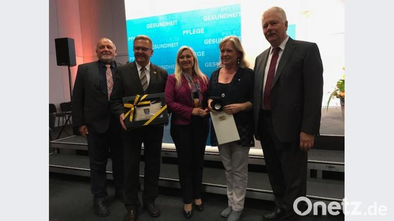Kornelia Schmid (Zweite von rechts) ist für ihren Einsatz rund um das Thema Pflege ausgezeichnet worden. Bild: exb