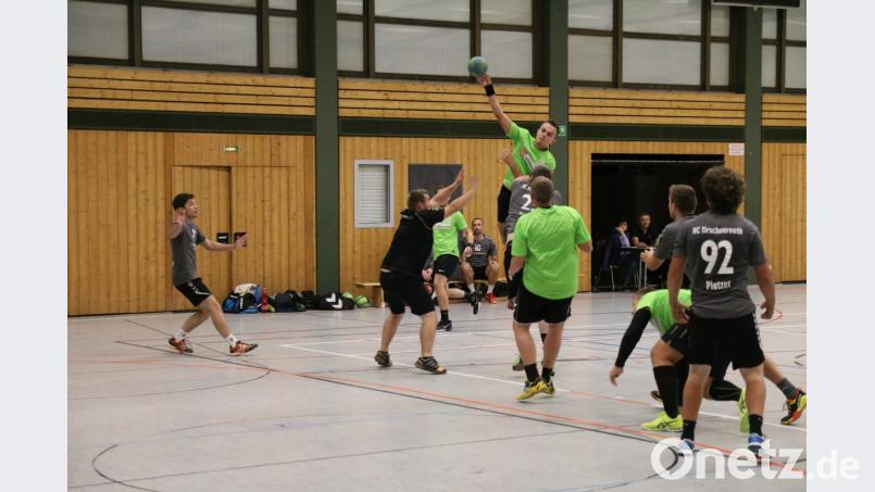 Dennis Halbauer steigt über die Verteidigung zum Wurf. Bild: sne