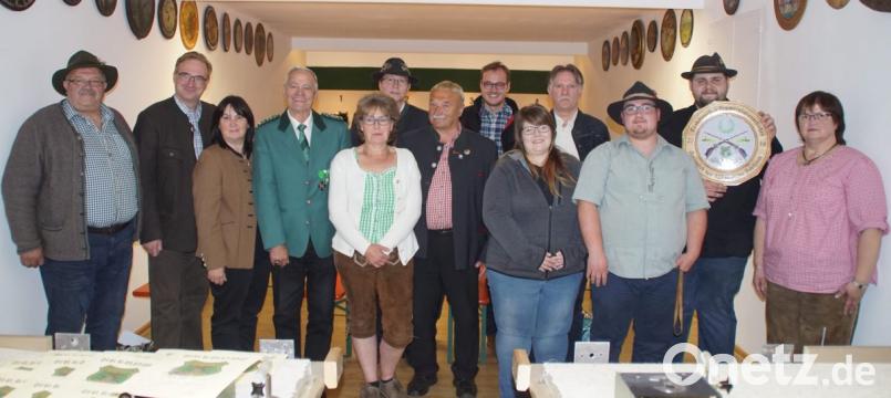 Siegerehrung mit (von links) Schießleiter Reinhold Wild, MdL Alexander Flierl, Bürgermeisterin Birgit Höcherl, Gauschützenmeister Manfred Muck, Schützenmeisterin Marlene Kohlmaier, Teilnehmern und Gästen. Nick Gebauer (Zweiter von rechts) sicherte sich die Ehrenscheibe beim Zimmerstutzenschießen. Bild: mmj