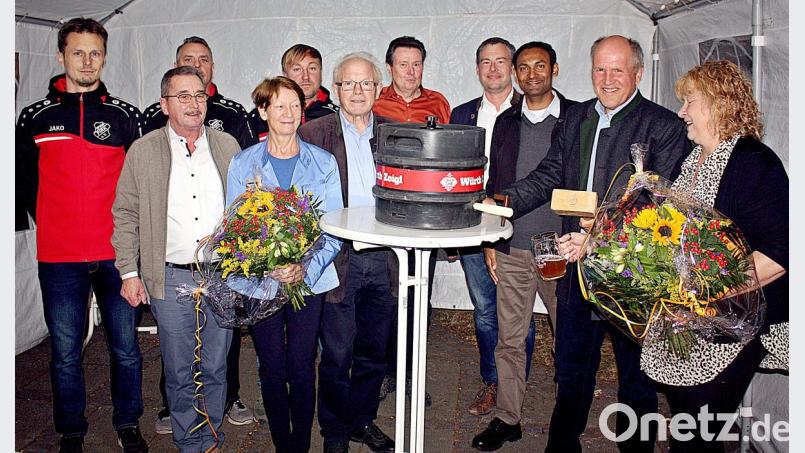 Das 30-Liter-Fass zapft Bürgermeister Michael Bauer mit zwei Schlägen an. Die neue Wirtin Manuela Scheidler (rechts) freut sich über Blumen. Bild: zer