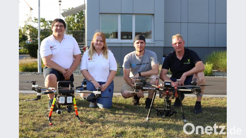 Gerald Wagner und Melissa Pregler vom BRK-Kreisverband Tirschenreuth (Fachgruppe „Unmanned Aerial Systems“ im Fachdienst Information und Kommunikation), Philip Werfl, der nebenberuflich unter dem Firmennamen „Drone-Pics.de“ für Werbeagenturen fliegt und André Benker, Soldat und Drohnen-Steuerer bei „Copterfilms“. Bild: jak