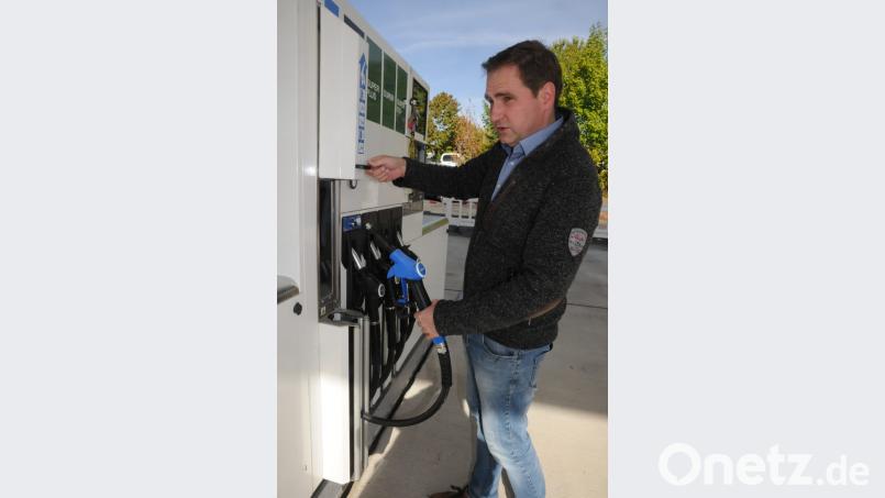 Gerhard Bergler demonstriert das Zapfen des Zusatzstoffes Ad-Blue an einer speziellen Säule. Bild: ge