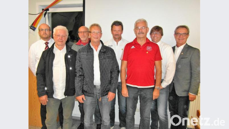 Für ihre Verdienste ernennt der Verein Hermann Schraml, Peter Wegmann, Herbert Eichner, Alois Wöhrl und Josef Kuchenreuther (Zweiter von links bis Dritter von rechts) zu Ehrenmitgliedern. Die Urkunden übergeben Bürgermeister Werner Nickl sowie die Vorsitzenden Christian Lukas (von rechts) und Marcus Völkl (links). Bild: hl
