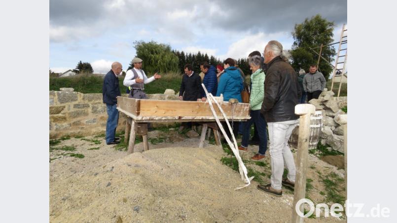 Aufmerksam hörten die Gäste zu, wie im Mittelalter Steine bearbeitet wurden. Bild: ubb