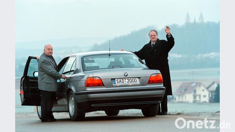 SAD - 2000 war das Kennzeichen des Landrats. Passend dazu begrüßt auf diesem Archivbild Volker Liedtke das Jahr 2000. Bild: Götz