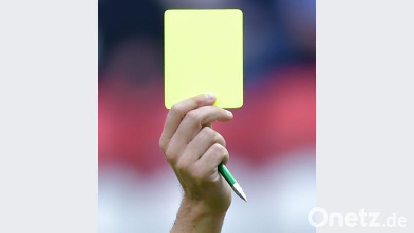 Gelb, nochmals Gelb, Platzverweis – das ist die richtige Reihung im Strafenkatalog für verwarnte Fußballer. In einem Kreisklassenspiel lief das Ganze aber ein bisschen anders. Bild: dpa
