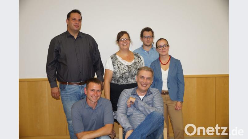 Mit einem speziellen Regiestuhl überraschte die Festspiel-Führung mit (von links) Stefan Eiser, Nico Thein, Bianca Reil, Sandro Bauer und Anna Waldherr den langjährigen Regisseur Michael Eckl. Bild: zim