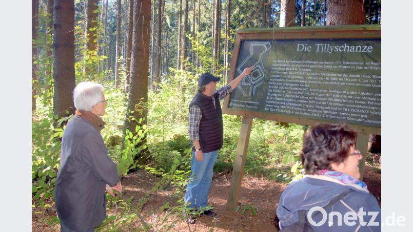 In genialer Harmonie ergänzen sich Pfarrer Georg Hartl und Kreisheimatpfleger Peter Staniczek (von links) bei den Informationen für die vielen Teilnehmer. Bild: fjo