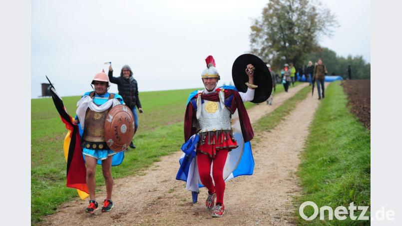 Die Gäste aus Griechenland auf der Strecke bei der fünften Auflage des Tempel-Marathons in Etsdorf bei Freudenberg. Bild: brü