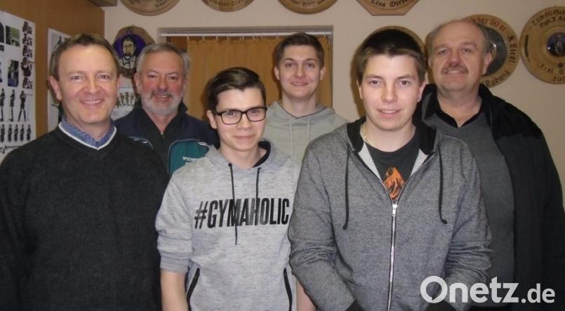 Im Ligawettkampf des OSB schaffte das Luftpistolenteam des Vorderlader- und Pistolenclub den Aufstieg in die Bezirksliga. Johann Ruhland, Maximilian Schmidt, Lukas Böckl, Lukas Ring, Ludwig Dirscherl und Wolfgang Braun (von rechts) sind die Mannschaftschützen. (dl) Bild: dl