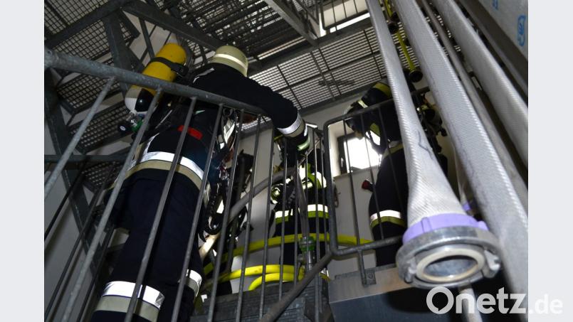 Die angehenden Atemschutzgeräteträger üben im Schlauchturm des Neustädter Gerätehauses Bild: dse