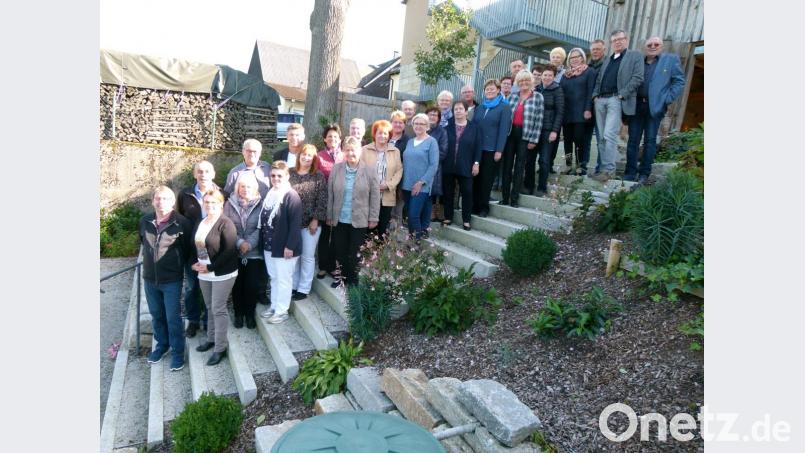 Im Kulturzentrum „Beim Taubnschuster“ genießt der Geburtsjahrgang 1958 bei seinem Klassentreffen die Gastfreundschaft des Heimatvereins. Unser Bild zeigt die Teilnehmer im Garten des Anwesens. Bild: rn