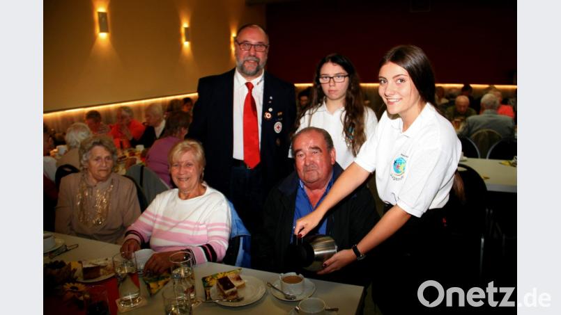 Für Kaffee und Kuchen ist gesorgt. Mit im Bild der stellvertretende Bereitschaftsleiter Richard Meierl (links), der sich zusammen mit den jungen Unterstützerinnen um das Wohl der Gäste sorgt. Bild: wro