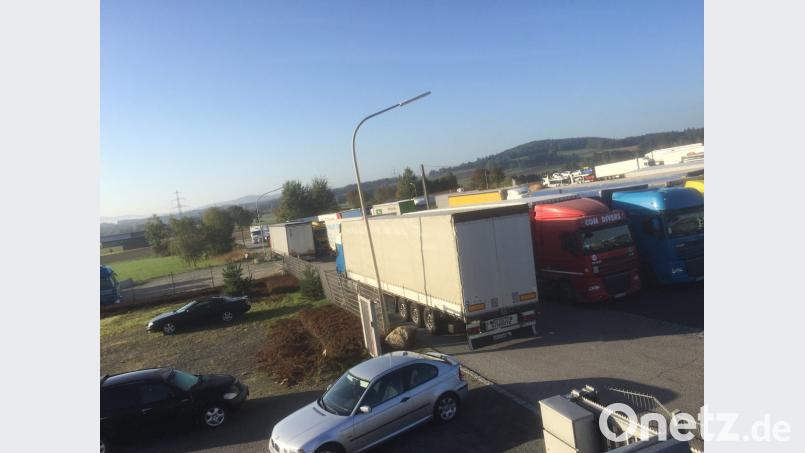 Kaum ist Unternehmer Michael Mages auf sein Firmengelände gelangt, ist es schon wieder zugeparkt. Kunden haben keine Chance, auf sein Gelände zu gelangen. Bild: dob