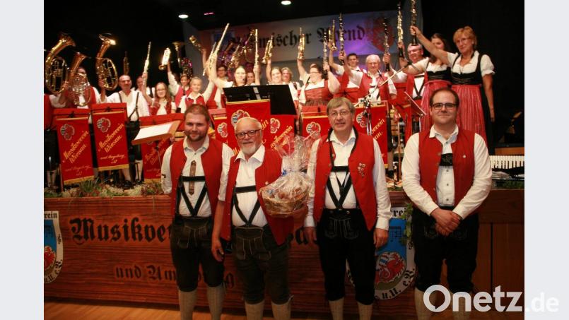 Mit dem Musikantengruß nimmt der Musikverein Wiesau und Umgebung Abschied vom beliebten Posaunisten Otto Sieder (Zweiter von links). Dankeschön für das jahrelange Engagement sagen Vorsitzender Johannes Schöner (links), zweiter Vorsitzender Christian Hampel und Dirigent Josef Polata (von rechts). Bild: wro