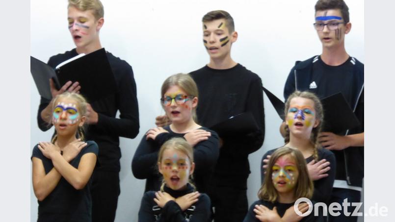Der „Jugendchor“ mit einem Musicalmedley aus „König der Löwen“. Bild: fsb