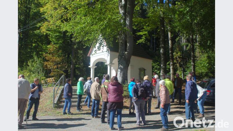 Ausgangspunkt der Sonntagstour ist der Eslarner Ortsteil Goldberg. Rund um die 1985 erbaute Goldbergkapelle geht es los mit den umfangreichen Informationen beim "Sonntags-Spaziergang". Bild: fjo