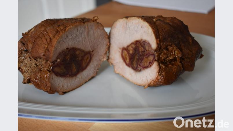 In den Kalbsbraten wird mittig eine Tasche eingeschnitten. Anschließend wird er mit Datteln gefüllt und mit Küchengarn gebunden. Bild: Schiffer