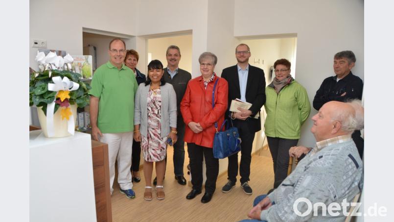 Siegfried Messer (links) unterzog sich in den vergangenen drei Jahren einer Podologie-Ausbildung in Erfurt und eröffnete nun im Ostweg 9, in seinem Eigenheim, eine Praxis. Podologin Denise Hildebrandt (rechts) unterstützt ihn dabei. Der frühere Kaplan Ambros Trummer (stehend, rechts), der heute Pfarrer In Lohberg/Lam ist, war bei der Einweihungsfeierlichkeit mit Kaplan Ulrich Eigendorf (stehend, Dritter von rechts) ebenfalls dabei. Bild: dob