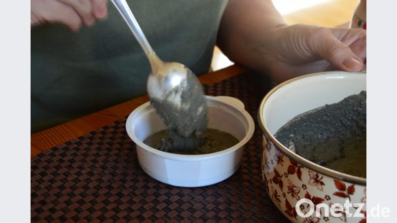 Jetzt den Beton in den vorher eingefetteten Becher füllen. Bild: mia