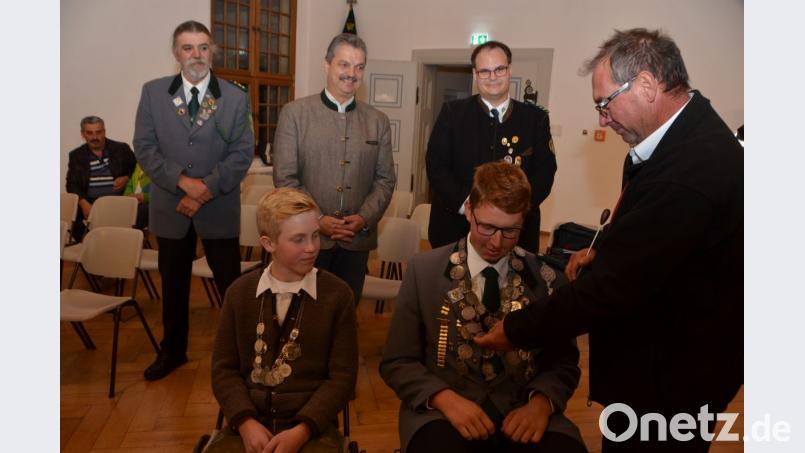 Die Roggensteiner Jugendkapelle unter Leitung von Kapellmeister Josef Wolfrath (rechts) schmettert zu Ehren der Gaukönige Andreas Bäumler und Paulus Kellner auf. In der schweren zinnernen Kette ist auch der Name Wolfraths eingraviert, der den Titel 1976 erwarb. Bild: dob