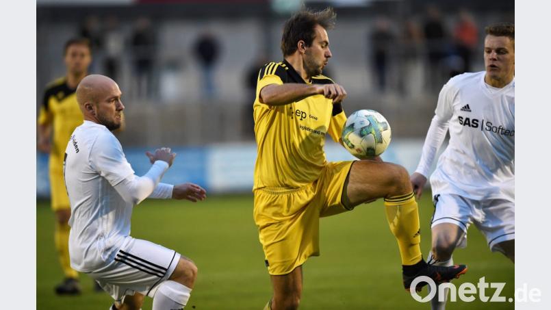1:0 gegen SC Ettmannsdorf, 1:0 gegen ASV Burglengenfeld – die SpVgg SV Weiden erwies sich in den letzten beiden Heimspielen als Minimalist. Im Verfolgerduell gegen den SV Fortuna Regensburg hätten Thomas Wildenauer (links) und seine Mitspieler gegen einen erneuten knappen Sieg sicherlich nichts einzuwenden. Bild: G. Büttner