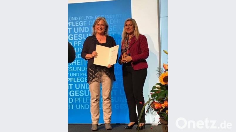 Die bayerische Gesundheitsministerin Melanie Huml (rechts) hat Kornelia Schmid für ihren Einsatz rund um das Thema Pflege ausgezeichnet. Bild: exb