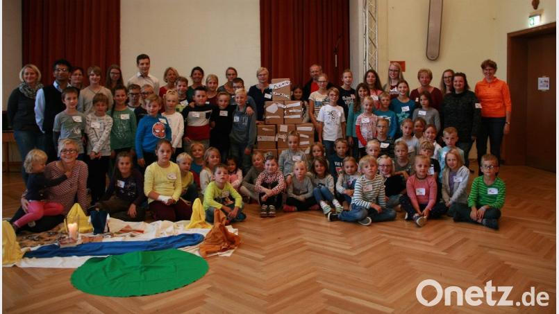 Das Gemeinschaftsprojekt „Pyramide“ ist fertig. Das Schachtel-Bauwerk ist ein zentraler Punkt beim Kinderbibeltag in der Pfarreiengemeinschaft Fuchsmühl-Friedenfels. Bild: wro
