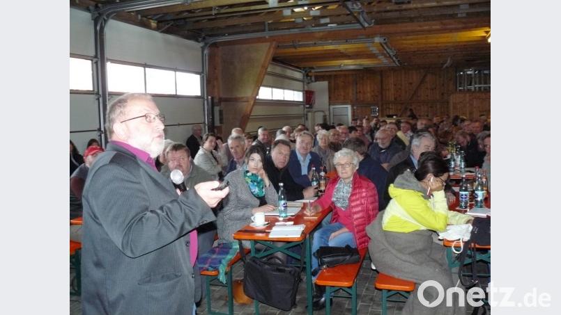 Bienenfachberater Guido Eich aus Celle spricht zu rund 200 Imkern aus Kemnath und Umgebung. Bild: hrö